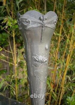 GRAND VASE ART NOUVEAU EN ETAIN LIBELLULES ET NENUPHARS Signé SEIGNEURIE H 42 cm