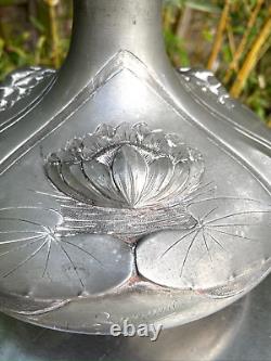 GRAND VASE ART NOUVEAU EN ETAIN LIBELLULES ET NENUPHARS Signé SEIGNEURIE H 42 cm