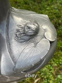 GRAND VASE ART NOUVEAU EN ETAIN LIBELLULES ET NENUPHARS Signé SEIGNEURIE H 42 cm