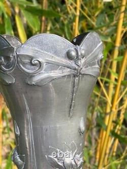 GRAND VASE ART NOUVEAU EN ETAIN LIBELLULES ET NENUPHARS Signé SEIGNEURIE H 42 cm