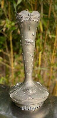 GRAND VASE ART NOUVEAU EN ETAIN LIBELLULES ET NENUPHARS Signé SEIGNEURIE H 42 cm
