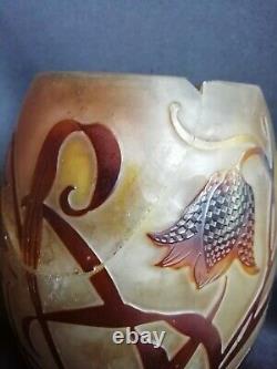 Gallé Vase ovoide en verre multicouche sombre dégagé à l'acide Art Nouveau