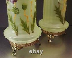 Garniture De Vases Et Coupe En Verre Opalescent A Decor Emaille De Fleurs
