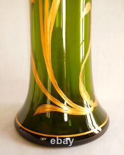 Grand vase Art Nouveau en cristal vert de Saint Louis doré, modèle aux iris