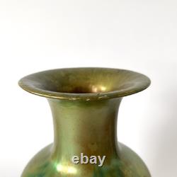 Grand vase Art Nouveau irisé vert à l'eosin Manufacture Zsolnay Pécs, 1900s