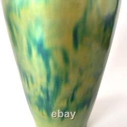 Grand vase Art Nouveau irisé vert à l'eosin Manufacture Zsolnay Pécs, 1900s