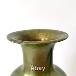 Grand vase Art Nouveau irisé vert à l'eosin Manufacture Zsolnay Pécs, 1900s
