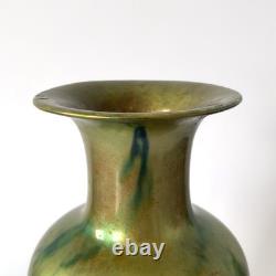 Grand vase Art Nouveau irisé vert à l'eosin Manufacture Zsolnay Pécs, 1900s