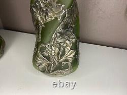 Grands Vases En Verre Vert a Cotes Torses Motifs De Fleurs En Etain Art Nouveau