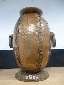Gustave SERRURIER BOVY (1858-1910)Vase ovoïde bois et cuivre bosselé Art nouveau