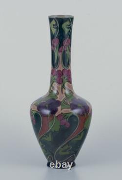 Hollande-Méridionale, Gouda. Vase Art Nouveau unique en céramique émaillée