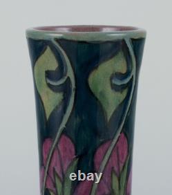 Hollande-Méridionale, Gouda. Vase Art Nouveau unique en céramique émaillée