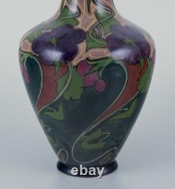 Hollande-Méridionale, Gouda. Vase Art Nouveau unique en céramique émaillée