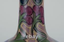 Hollande-Méridionale, Gouda. Vase Art Nouveau unique en céramique émaillée