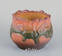 Ipsen's, Denmark. Vase Art Nouveau en céramique. 1920s/1930s