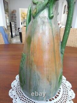 LEO MAES Vase Art Nouveau à décors végétal en terre cuite vernisée nuancée