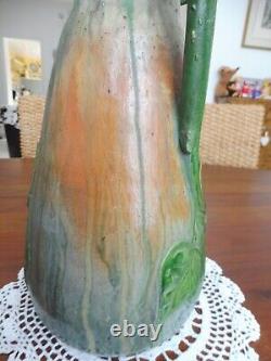 LEO MAES Vase Art Nouveau à décors végétal en terre cuite vernisée nuancée