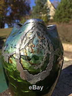 Loetz Superbe Vase irisè Art nouveau Monture en argent vers 1900. Austria Glass