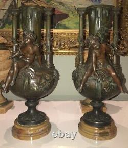 MOREAU L&F. Paire de grands vases en régule, décor en ronde-bosse de chérubins