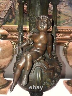 MOREAU L&F. Paire de grands vases en régule, décor en ronde-bosse de chérubins