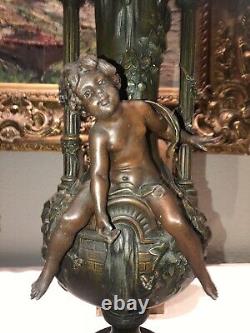 MOREAU L&F. Paire de grands vases en régule, décor en ronde-bosse de chérubins
