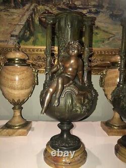 MOREAU L&F. Paire de grands vases en régule, décor en ronde-bosse de chérubins