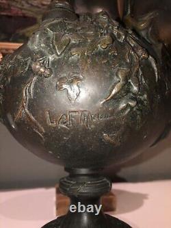 MOREAU L&F. Paire de grands vases en régule, décor en ronde-bosse de chérubins