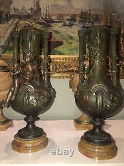 MOREAU L&F. Paire de grands vases en régule, décor en ronde-bosse de chérubins
