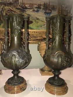 MOREAU L&F. Paire de grands vases en régule, décor en ronde-bosse de chérubins