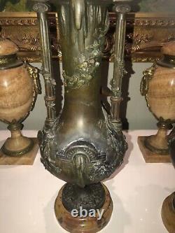 MOREAU L&F. Paire de grands vases en régule, décor en ronde-bosse de chérubins
