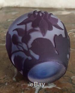 Magnifique petit vase Emile Gallé Art-Nouveau Ancolies Violet Camé Dégagé Acide