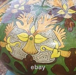 Magnifique vase ancien Art nouveau a décor végétal La Majolique a Bruxelles