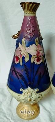 Paire De Vases Art Nouveau En Porcelaine Polychrome Décor Iris