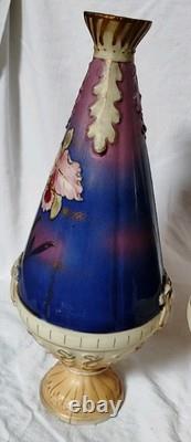 Paire De Vases Art Nouveau En Porcelaine Polychrome Décor Iris
