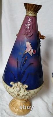 Paire De Vases Art Nouveau En Porcelaine Polychrome Décor Iris
