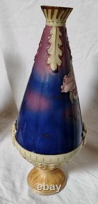 Paire De Vases Art Nouveau En Porcelaine Polychrome Décor Iris