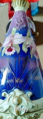 Paire De Vases Art Nouveau En Porcelaine Polychrome Décor Iris