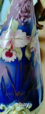 Paire De Vases Art Nouveau En Porcelaine Polychrome Décor Iris