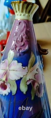 Paire De Vases Art Nouveau En Porcelaine Polychrome Décor Iris