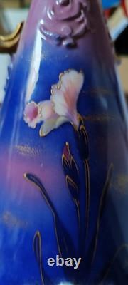 Paire De Vases Art Nouveau En Porcelaine Polychrome Décor Iris