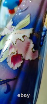 Paire De Vases Art Nouveau En Porcelaine Polychrome Décor Iris