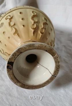 Paire De Vases Art Nouveau En Porcelaine Polychrome Décor Iris