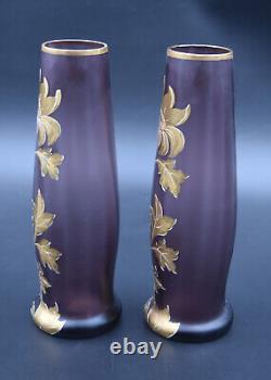 Paire De Vases Art Nouveau En Verre Teinte A Decor De Fleurs Dorees