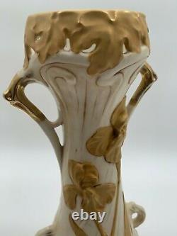 Paire De Vases Royal Dux 1900 Art Nouveau A Decor Floral Blanc Dore G6036