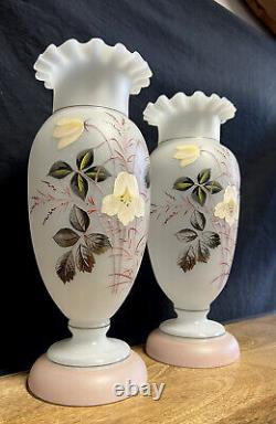 Paire de Vases a collerette en verre opalin époque Art Nouveau vers 1900