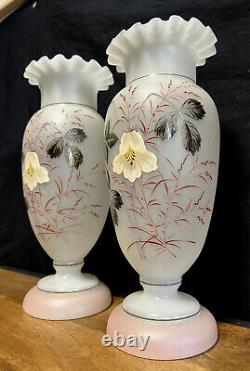 Paire de Vases a collerette en verre opalin époque Art Nouveau vers 1900