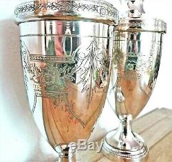 Paire de jolis vases anciens en métal argenté à décor ciselé, époque 1900/1920