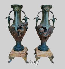 Paire de vases à décor d'angelots Art Nouveau