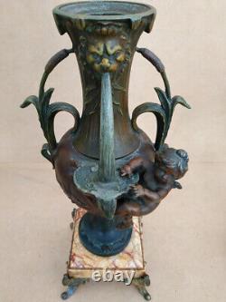 Paire de vases à décor d'angelots Art Nouveau