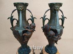 Paire de vases à décor d'angelots Art Nouveau